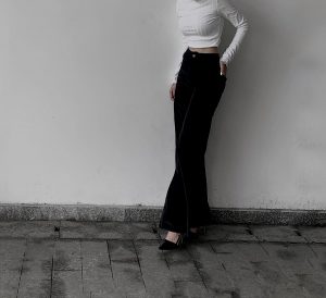 ナイトワークの女の子にとって魅力あるバイトを調べる女性